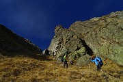 47 Salendo il ripido canalino erboso-roccioso